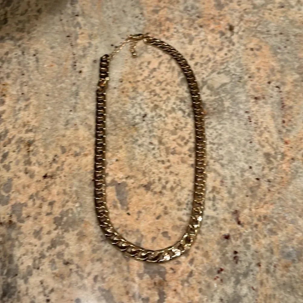 Woman's costume Jewlery thick gold chain